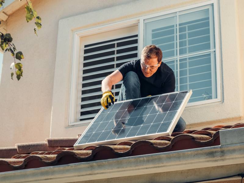 Réaliser des économies grâce à l'installation de panneaux solaires photovoltaïques sur le toit de votre maison à Lille